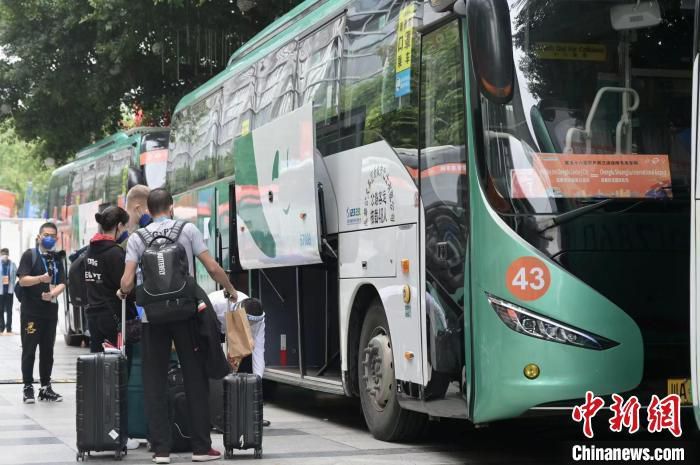 第二节雄鹿先发制人继续打出攻势，马刺依靠冲击内线追赶比分，雄鹿外线手感下降被马刺缩小分差。